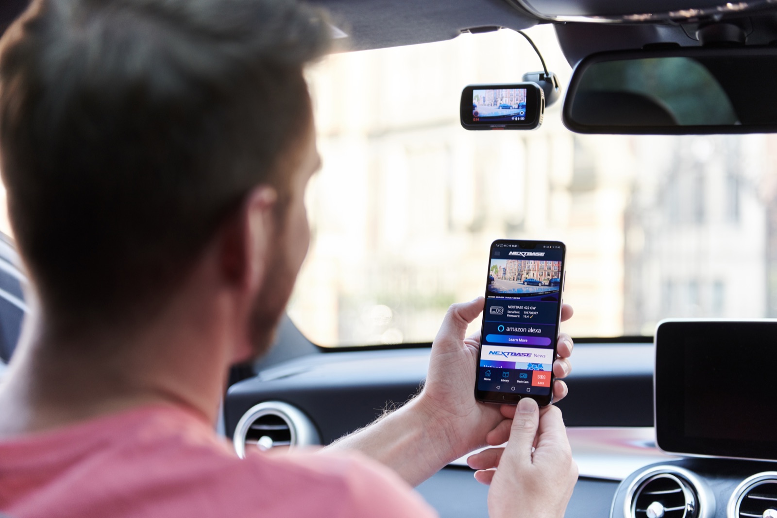 Nextbase 422GW Dashcam zusammen mit Smartphone-App im Fahrzeug